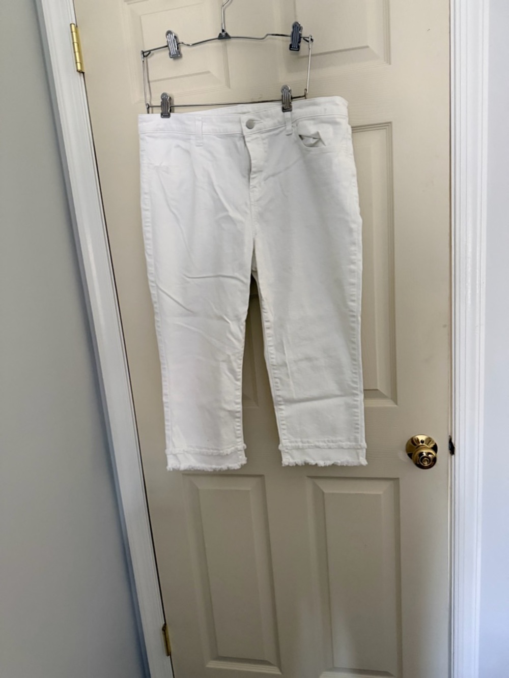 Chico's White Straight-Leg Cropped Pants with Frayed Hem